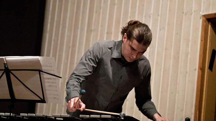 Seine Vielseitigkeit demonstriert Dominik Roslon am Vibraphon ebenso wie an diversen Percussionsinstrumenten.