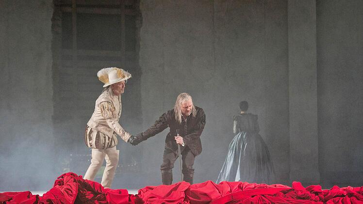 Auch der Komtur (Robert Lloyd) trägt im 2. Akt den berühmten weißen Festtagsstaat und hat, anders als Don Giovanni, unter dem Lederhandschuh vermutlich eine Eisenfaust.