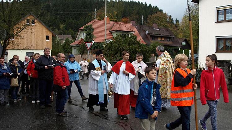 Die Wallfahrer aus Nurn auf dem Weg zur Pfarrkirche "Mariae Geburt". Vorne Kreuzträger Jan Weiß mit Luisa und Adrian Förtsch, Bildmitte Pfarrer Richard Reis und Wallfahrtsführerin Katharina Deuerling (in blau). Foto: Susanne Deuerling