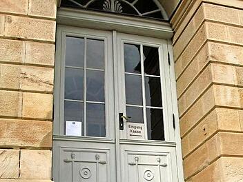 Der Weg ins Landestheater ist für Gehbehinderte nicht einfach. Immerhin sollen sie nun Parkplätze direkt vorm Eingangsbereich erhalten. Foto: sb