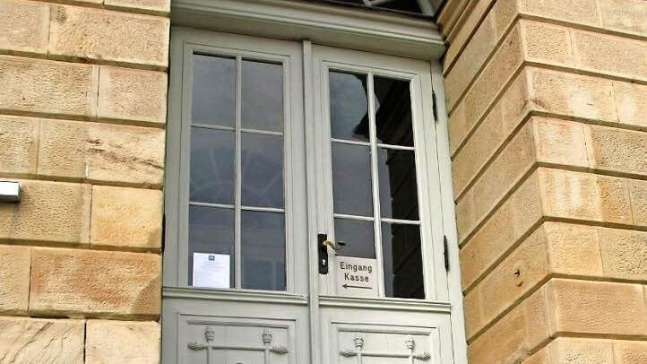 Der Weg ins Landestheater ist für Gehbehinderte nicht einfach. Immerhin sollen sie nun Parkplätze direkt vorm Eingangsbereich erhalten. Foto: sb