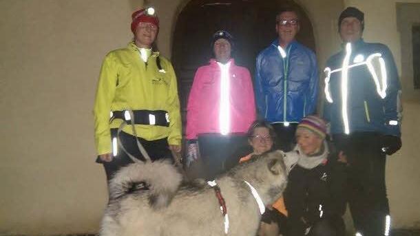 Leucht-Reklame an der Kreuzkapelle: Kleiner Halt der Laufgruppe am höchsten Punkt der 10-Kilometer-Runde. Foto: Jürgen Schmitt