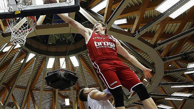 &Uuml;berflieger Patrick Heckmann (l.) erzielt in der Arena Hohenlohe gegen die Crailsheim Merlins zwei seiner insgesamt 21 Punkte. Damit stellte der Bundesliga-Deb&uuml;tant einen pers&ouml;nlichen Rekord auf.  Foto: Daniel L&ouml;b