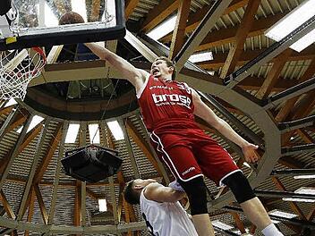 Überflieger Patrick Heckmann (l.) erzielt in der Arena Hohenlohe gegen die Crailsheim Merlins zwei seiner insgesamt 21 Punkte. Damit stellte der Bundesliga-Debütant einen persönlichen Rekord auf.  Foto: Daniel Löb