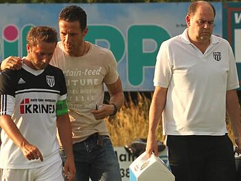 Kapitän Daniel Rinbergas (links) und Trainer Bernd Eigner präsentieren sich zum letzten Mal den Anhängern des FC Sand im Seestadion. Rechts Stefan Schmitt, der vom scheidenden Erich Barfuß, dessen Stellvertreter er noch ist, das Amt des Spielleiters übernimmt