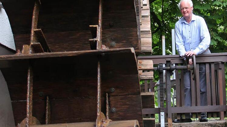 Vor einiger Zeit hat Roland Kreuzer das alte Mühlrad restaurieren lassen. Foto: Ulrike Müller