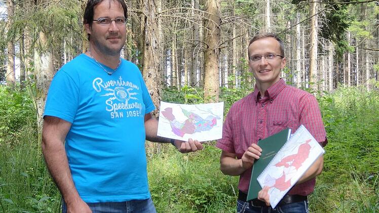 Übergabe des Forstwirtschaftsplan durch den Forstsachverständigen Alexander Greisbach (rechts) an den Vorsitzenden der Länziger Körperschaft Günter Fellenstein. Foto: Eckert