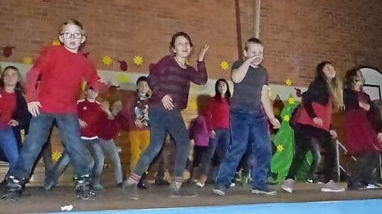 Die vierte Klasse begeisterte mit ihrem rhythmischen Tanz "Merry Christmas Everyone". Foto: Klaus-Peter Wulf