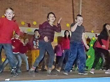 Die vierte Klasse begeisterte mit ihrem rhythmischen Tanz "Merry Christmas Everyone". Foto: Klaus-Peter Wulf