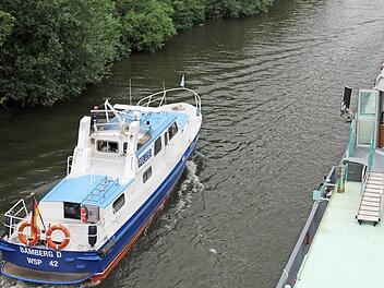 Die Wasserschutzpolizei Bamberg ist täglich auf dem Fluss unterwegs und überwacht den Schiffsverkehr, aus Richtung Osten kommend, bis Limbach. Aus der anderen Richtung ist die Wasserschutzpolizei Schweinfurt bis Limbach zuständig. Die Bamberger Ordnungshüter kümmerten sich um das festgefahrene Tankschiff bei Eschenbach. Unser Archivbild entstand bei einem früheren Einsatz der Wasserschutzpolizei.  Foto: Ronald Rinklef