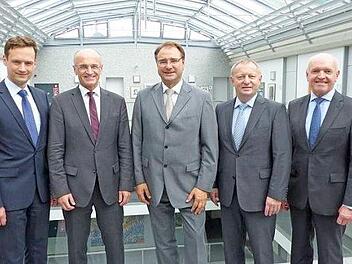 Die vier Landr&auml;te der Region Main-Rh&ouml;n sowie die Agentur f&uuml;r Arbeit bauen beim Forum in R&uuml;gheim auf einen regen Austausch. Im Bild (von links): die Landr&auml;te Florian T&ouml;pper und Wilhelm Schneider, Thomas Stelzer, Leiter der Agentur f&uuml;r Arbeit in Schweinfurt, und die Landr&auml;te Thomas Bold und Thomas Habermann.  Foto: Peter Sch&ouml;nfelder/Agentur f&uuml;r Arbeit