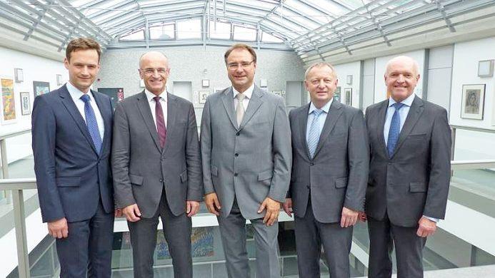 Die vier Landr&auml;te der Region Main-Rh&ouml;n sowie die Agentur f&uuml;r Arbeit bauen beim Forum in R&uuml;gheim auf einen regen Austausch. Im Bild (von links): die Landr&auml;te Florian T&ouml;pper und Wilhelm Schneider, Thomas Stelzer, Leiter der Agentur f&uuml;r Arbeit in Schweinfurt, und die Landr&auml;te Thomas Bold und Thomas Habermann.  Foto: Peter Sch&ouml;nfelder/Agentur f&uuml;r Arbeit