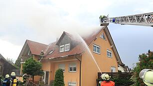 Blitzeinschlag: Dachstuhl geht nach Gewitter in Flammen auf
