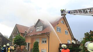 Blitzeinschlag: Dachstuhl geht nach Gewitter in Flammen auf