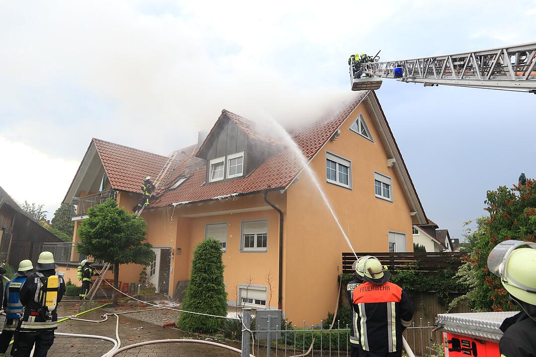 Blitzeinschlag: Dachstuhl geht nach Gewitter in Flammen auf