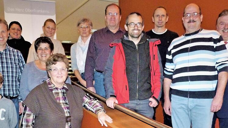 Die Gewinner des Abfallquizes des Landkreises Kulmbach mit Landrat Klaus Peter Söllner und Abfallberater Detlef Zenk: von rechts im Bild sind Landrat Söllner, Erich Hörath, Abfallberater Zenk und Stefan Holzheu von der Gemeinde Harsdorf. Foto: Werner Reißaus
