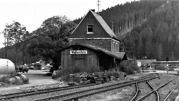 Schon längst Geschichte geworden ist der Haltepunkt Wallenfels in Erlabrück.  Foto und Repro: Gerd Fleischmann