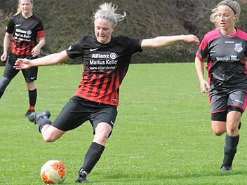Martina Rauh vom TSV Ebenhausen kommt hier zum Schuss gegen Limbachs Fabienne Krause. Letztendlich reichte es für die heimische Notelf nicht zu einem Sieg oder Unentschieden.