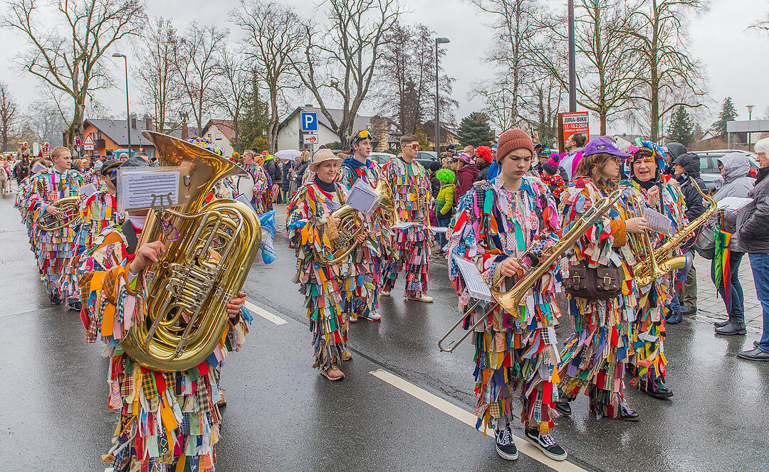 Buntes Faschingstreiben begeistert groß und klein.
