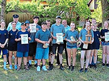 Gruppenbild mit den Siegern und Teilnehmenden des Gaudimarschs. Franz B&ouml;hmer