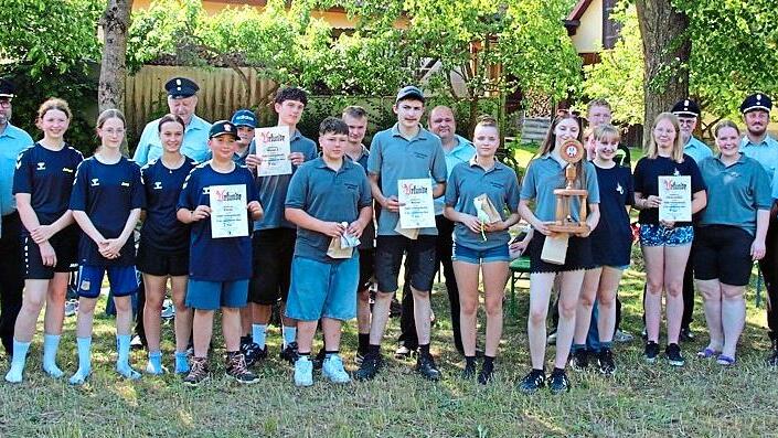 Gruppenbild mit den Siegern und Teilnehmenden des Gaudimarschs. Franz B&ouml;hmer
