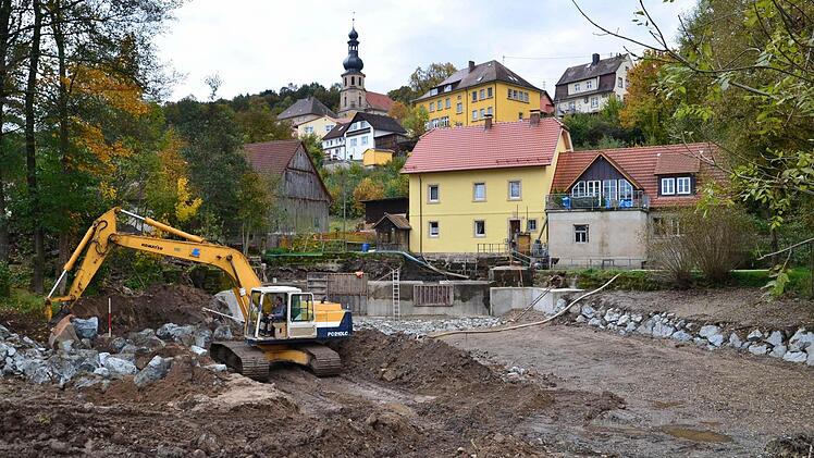 Das trocken gelegte Wehr an der ehemaligen Trebgaster Mühle wird von der Firma Erdbau Ziegler aus Erbendorf derzeit umgebaut. Fotos: Dieter Hübner