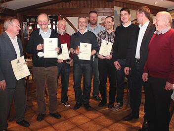 Michael Lorz, Georg Ackermann, Ernst Rittweger, Peter Tilgner, Thomas Ackermann, Rudolf Harrer, Christian Müller, Ludwig Wahl und Günther Sapper (v. l.) nach der Ehrung Foto: Johanna Blum