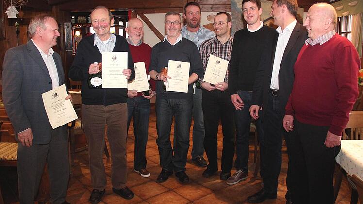 Michael Lorz, Georg Ackermann, Ernst Rittweger, Peter Tilgner, Thomas Ackermann, Rudolf Harrer, Christian Müller, Ludwig Wahl und Günther Sapper (v. l.) nach der Ehrung Foto: Johanna Blum