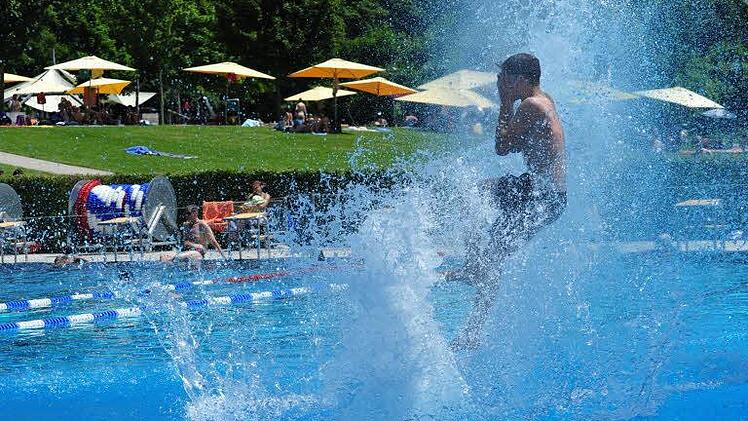 Der Eintritt ins Silvana-Bad wird teuer: Zum 15. Januar erhöhen die Stadtwerke die Preise für ihr Sport- und Freizeitbad beträchtlich - zwischen vier Prozent bei der Freibad-Tageskarte und 50 Prozent beim ermäßigten Preis der Sauna-Tageskarte. Foto: Anand Anders