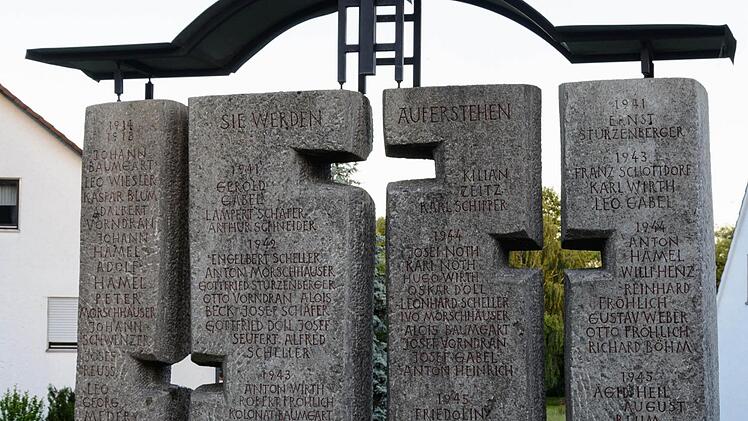 Von den beiden Weltkriegen kehrten viele Soldaten nicht zurück, wie das Kriegerdenkmal an der Kirche zeigt. Foto: Björn Hein