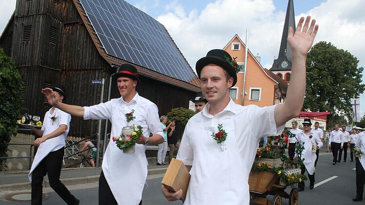 Stadtrat Thorsten Grampp, Oberplotzer Johannes Zimmermann und Weintablett-Träger Frank Stübinger führten die Kerwaburschen an. Foto: Sonny Adam