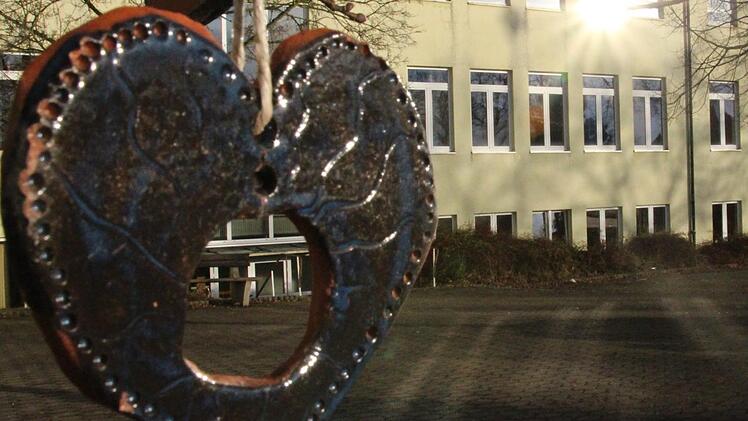 Der Blick vom Innenhof der Mittelschule Rödental-Oeslau auf den, in die Jahre gekommenen, Neubau. Dieser Teil wird ab April komplett saniert.  Christoph Wiedemann