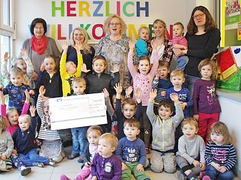 Die Mädchen und Buben der Maintal-Kindertagesstätte freuen sich mit Ingrid Schorn, Ariane Schad von der Firma CS Trans, Leiterin Silvia Herzig, Jessica Keil sowie der Elternbeiratsvorsitzenden Marion Trunk über die Spende in Höhe von 1000 Euro.  Foto: Thomas Hümmer