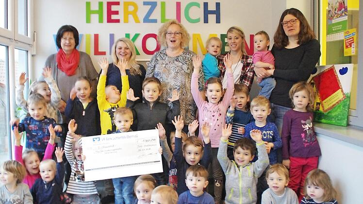 Die Mädchen und Buben der Maintal-Kindertagesstätte freuen sich mit Ingrid Schorn, Ariane Schad von der Firma CS Trans, Leiterin Silvia Herzig, Jessica Keil sowie der Elternbeiratsvorsitzenden Marion Trunk über die Spende in Höhe von 1000 Euro.  Foto: Thomas Hümmer