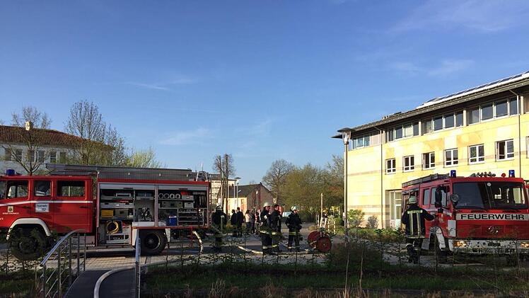 Die Wasserschläuche wurden von den Fahrzeugen zum brennenden Elektromotor gelegt. Foto: Feuerwehr Kronach