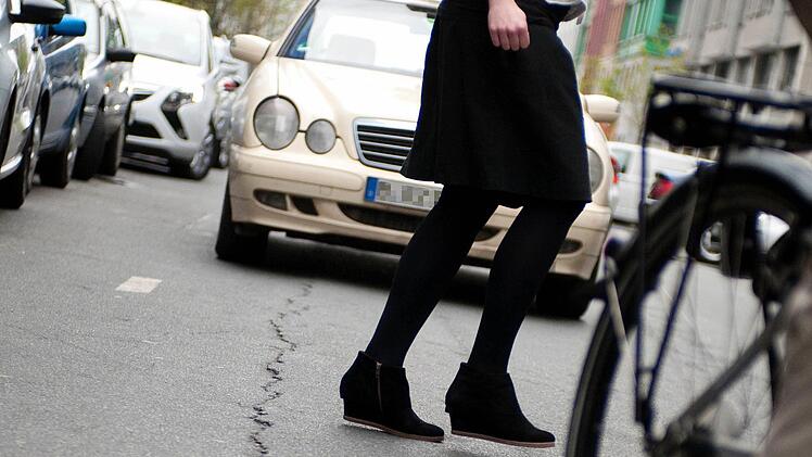 In der N&auml;he des F&uuml;rther Bahnhofes wurde ein Fu&szlig;g&auml;nger von einem Taxi erfasst und dabei schwer verletzt. Symbolfoto: Mascha Brichta/dpa