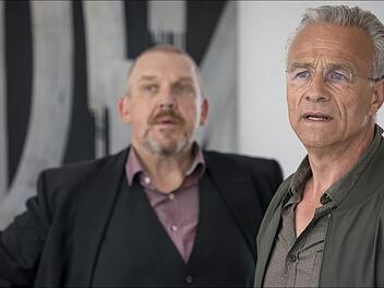 Freddy Schenk und Max Ballauf stehen vor einem komplizierten Fall: Ein Kollege stirbt im Einsatz. Schnell wird klar, dass sie auch intern ermitteln müssen. Das gefällt nicht jedem. Foto: WDR/Thomas Kost