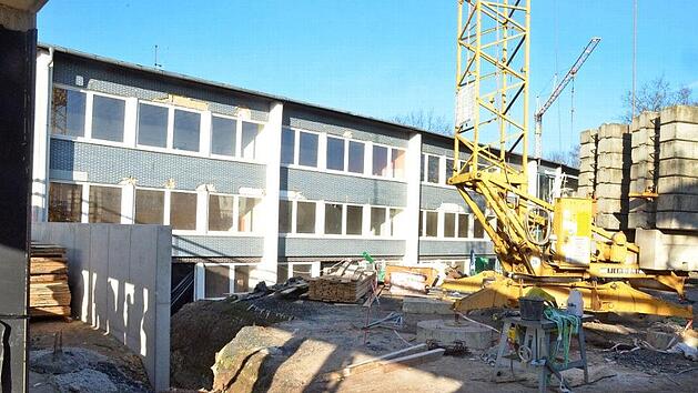 Eines der großen Projekte in der Stadt, deren Finanzierung in diesem Jahr fortgesetzt werden muss, ist die Schule in Einberg, die gerade generalsaniert wird. Es soll aber auch Geld für neue Investitionen da sein. Foto: Rainer Lutz