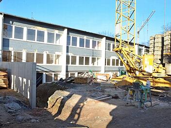 Eines der großen Projekte in der Stadt, deren Finanzierung in diesem Jahr fortgesetzt werden muss, ist die Schule in Einberg, die gerade generalsaniert wird. Es soll aber auch Geld für neue Investitionen da sein. Foto: Rainer Lutz