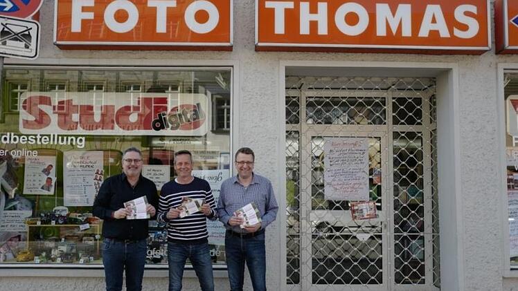 Karlheinz Brehm, Michael Gatnar und Bernhard Schuberth von Foto Thomas haben ihr Geschäft vor kurzem auch bei "Bamberg helfen" angemeldet.Foto Thomas