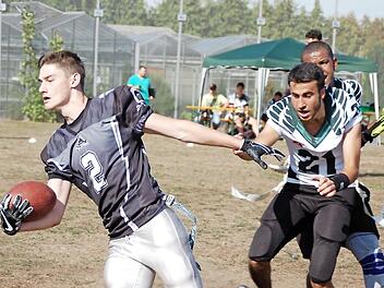 Flag Football ist der kleine Bruder von American Football und kommt ohne Körperkontakt aus.  Foto: Archiv