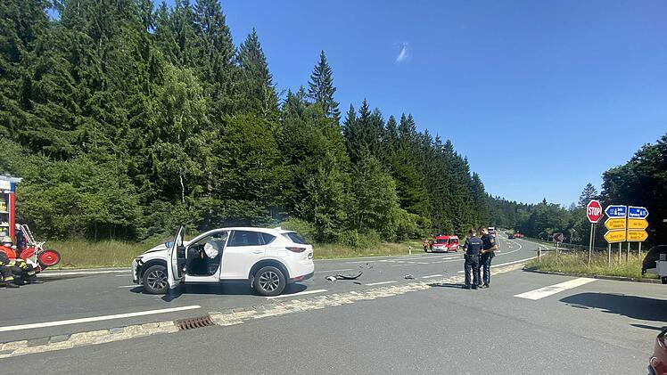 Zwei Autos kollidieren im Kreuzungsbereich