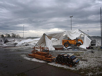 Unwetter in Bayern wirft Bierzelt um