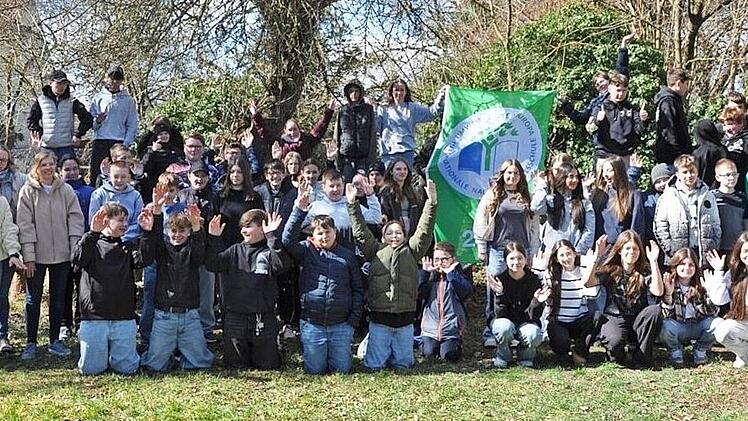 Die Schüler der Ritter-von-Spix-Schule Höchstadt freuen sich über die Auszeichnung als Umweltschule.