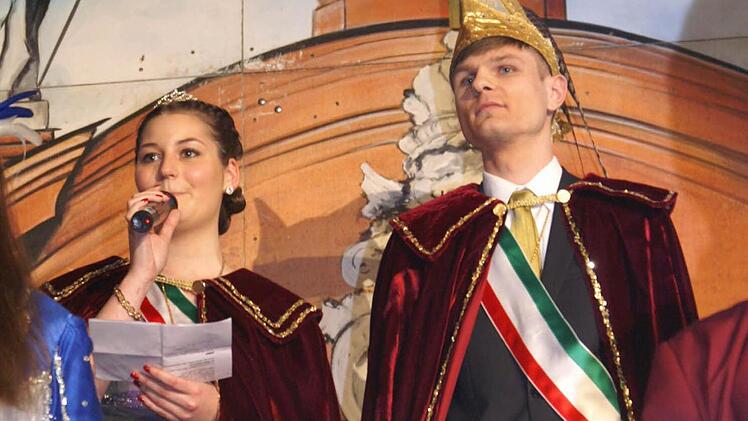 Das MCC-Prinzenpaar "Seine Tollität David I. und Ihre Lieblichkeit Katharina II." bei der Begrüßung ihres närrischen Untertanen. Foto: Jürgen Rittmeier