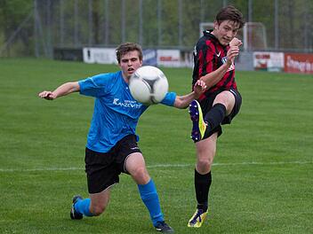 Zu den Kandidaten für Relegationsplatz 13 in der Kreisklasse gehören der TSV Windheim mit Andreas Fehn (rechts) und vor allem der FC Unter-/Oberrodach mit Michael Wachter. Foto: Archiv/Heinrich Weiß