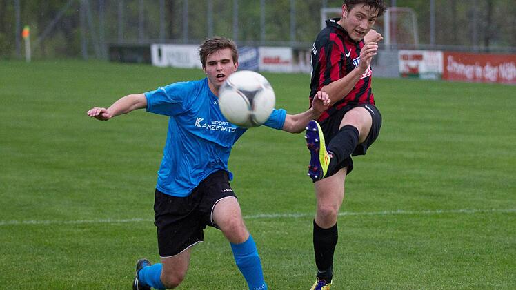 Zu den Kandidaten für Relegationsplatz 13 in der Kreisklasse gehören der TSV Windheim mit Andreas Fehn (rechts) und vor allem der FC Unter-/Oberrodach mit Michael Wachter. Foto: Archiv/Heinrich Weiß
