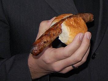 Dass Proben von auf dem Rost gebratenen Würsten geprüft werden, war eine Vorgabe des Landesamts für Gesundheit und Lebensmittelsicherheit. Symbolbild: CT-Archiv