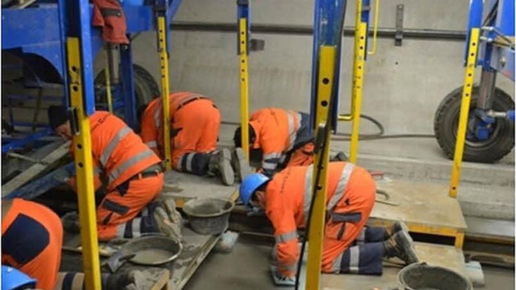 Trotz aller Techni - am Schluss wird der Beton per Hand geglättet. Foto: Transtec Gotthard