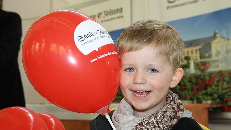 Fabian freut sich über den Luftballon am Stand der Saale-Zeitung. Foto: Ralf Ruppert
